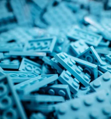 peças de lego azuis ilustram ideia de plástico reciclável para sempre