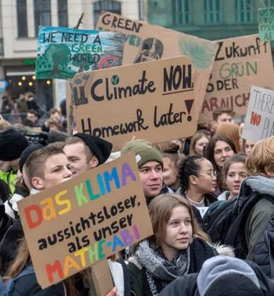 Jovens se reunem para protestar em greve escolar sobre o clima